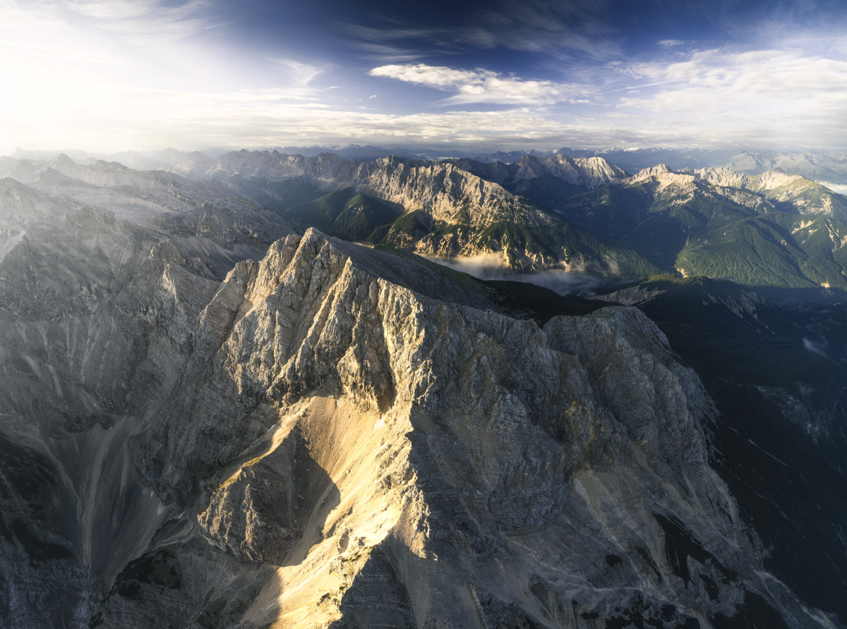 Mittenwald, Karwendelgebirge aus der Luft, Sonnendurchflutetes Alpenpanorama - Landschaftsfotografie Bayern