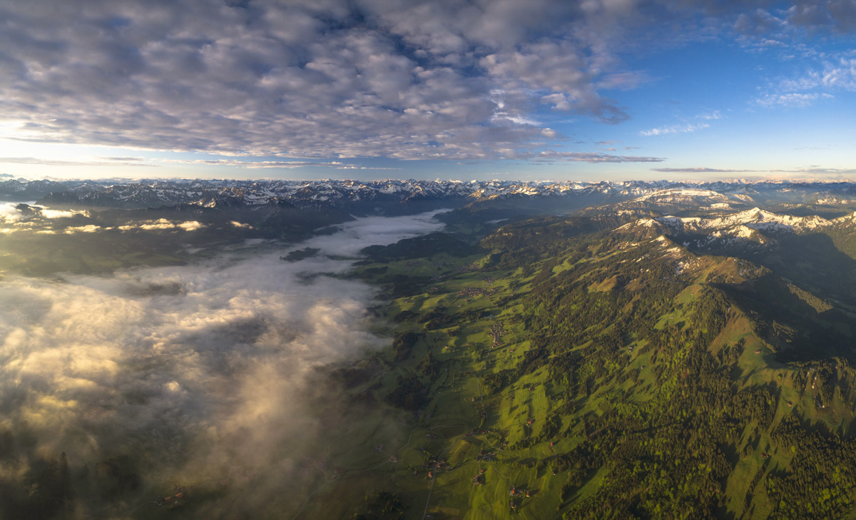 Ofterschwang, Nebelmeer über dem Illertal, Luftaufnahme der Allgäuer Alpen im Morgenlicht - Landschaftsfotografie Oberallgäu