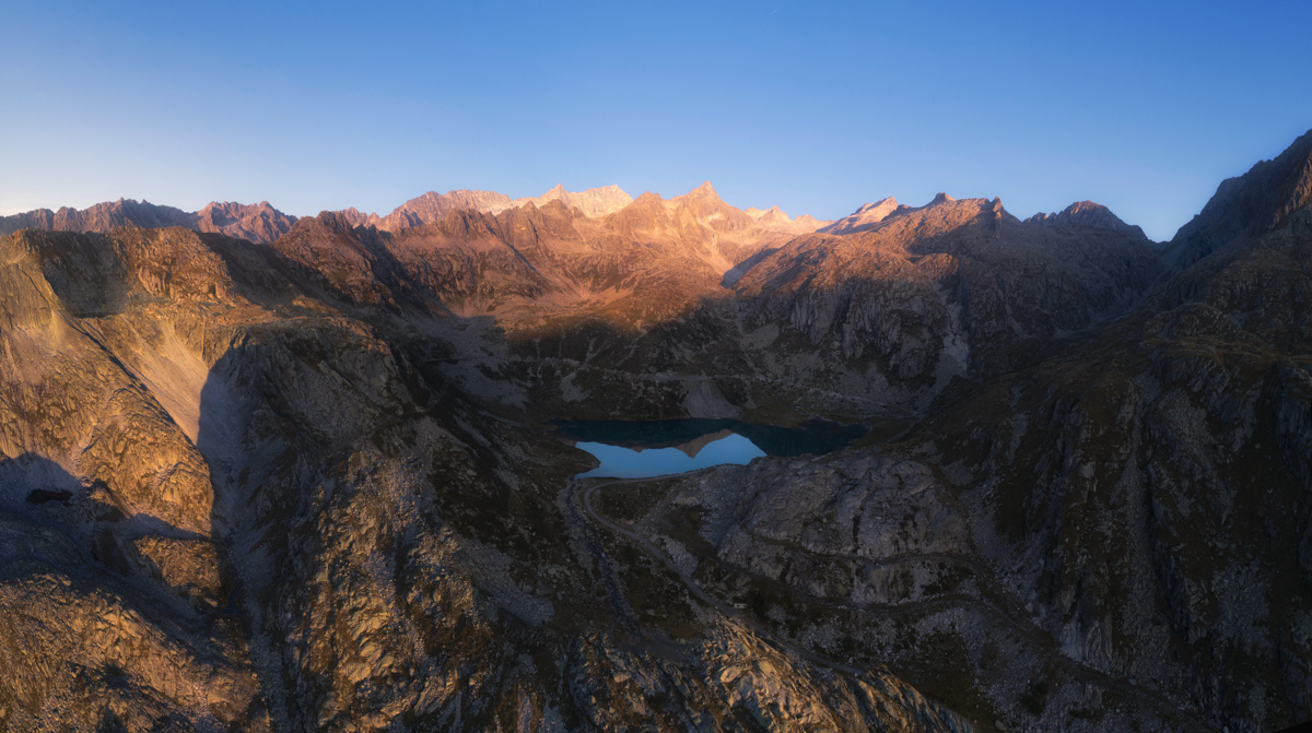 Dolomiten, Bergsee im Alpenglühen, Panorama bei Sonnenuntergang - Landschaftsfotografie Südtirol