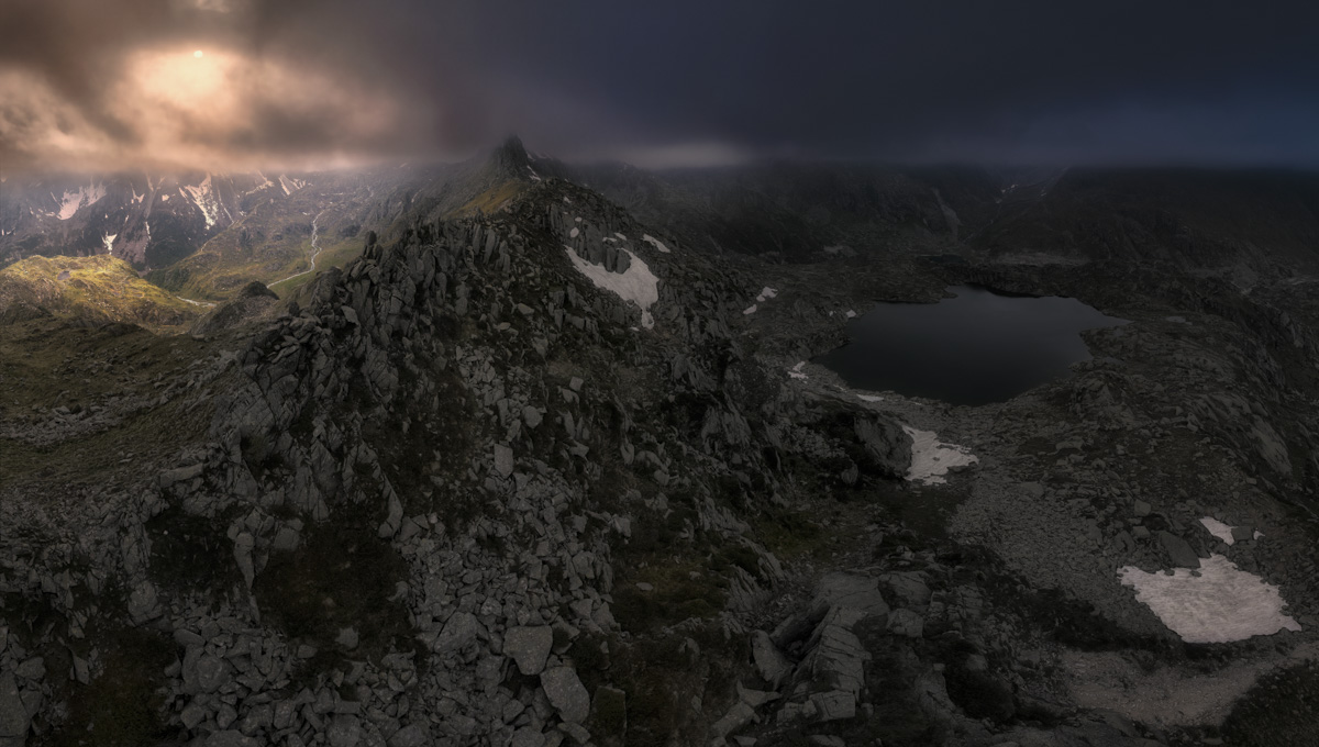 Dolomiten, Dramatischer Felsgrat über Bergsee, Düstere Hochgebirgslandschaft - Landschaftsfotografie Südtirol