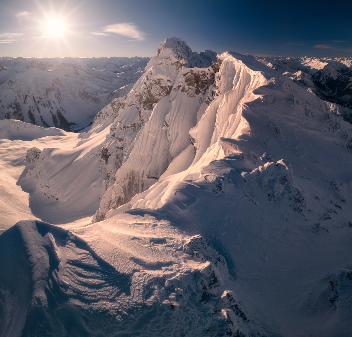 Rauhorn im Tiefschnee, Mächtige Schneewächten am Gipfelgrat, Winterliche Hochalpenlandschaft bei Hinterstein