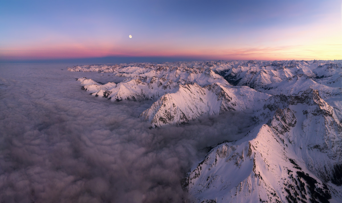 Kleinwalsertal, Verschneite Gipfel über dem Nebelmeer bei Sonnenuntergang, Winterpanorama - Bergfotografie Vorarlberg
