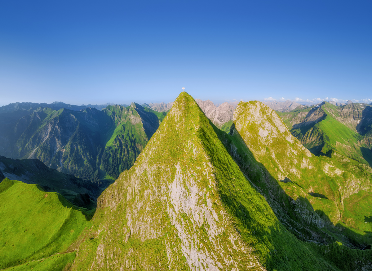 Höfats im Oytal, Grüne Bergpyramide im Sommerlicht, Luftaufnahme - Bergfotografie Allgäu