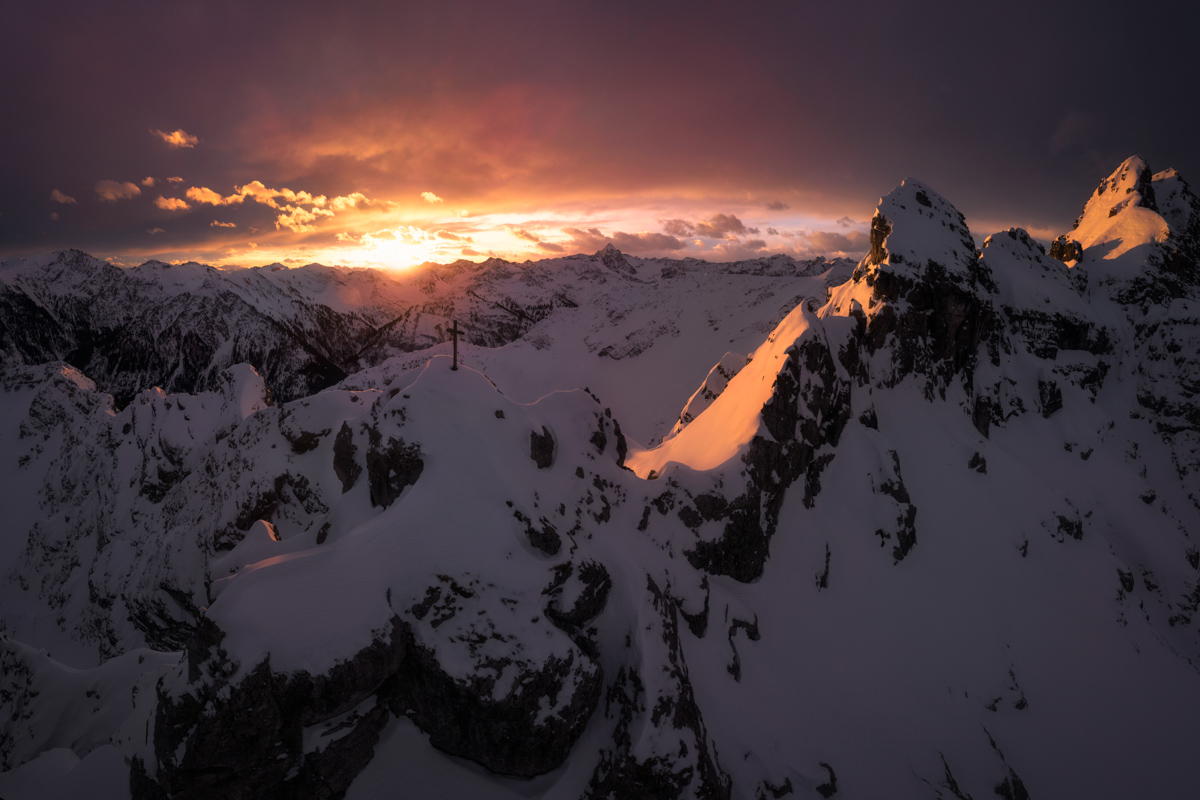 Hinterstein, Spicherer Kopf Gipfelkreuz, Dramatischer Wintersonnenuntergang - Landschaftsfotografie Allgäu