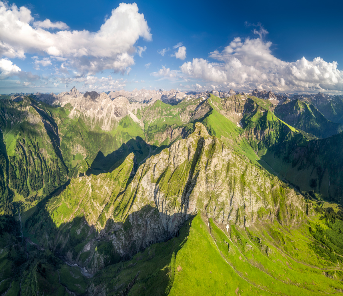 Oberstdorf, Höfats Grasgipfel Panorama, Leuchtend grüne Allgäuer Berge im Sommer - Landschaftsfotografie Allgäu