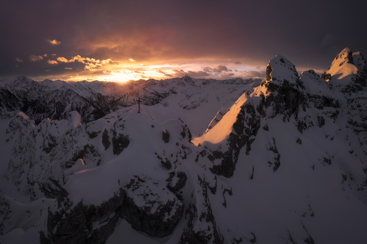 Spicherer Kopf Gipfelkreuz, Winterpanorama bei Sonnenuntergang über Hinterstein, Bergfotografie Allgäu