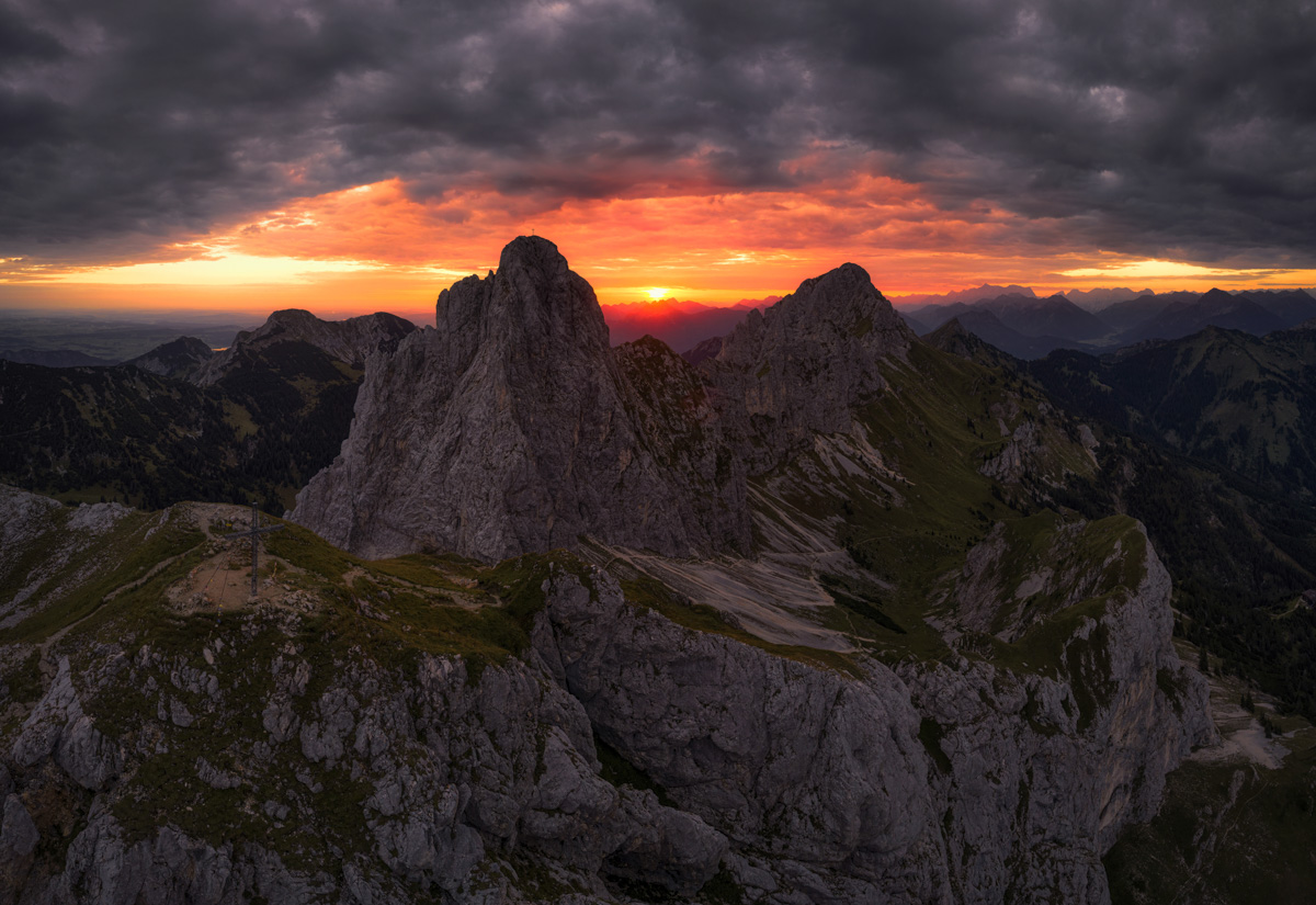 Gimpel und Rotflüh, Dramatisches Alpenglühen bei Sonnenaufgang, Bergfotografie Tirol Lechtal