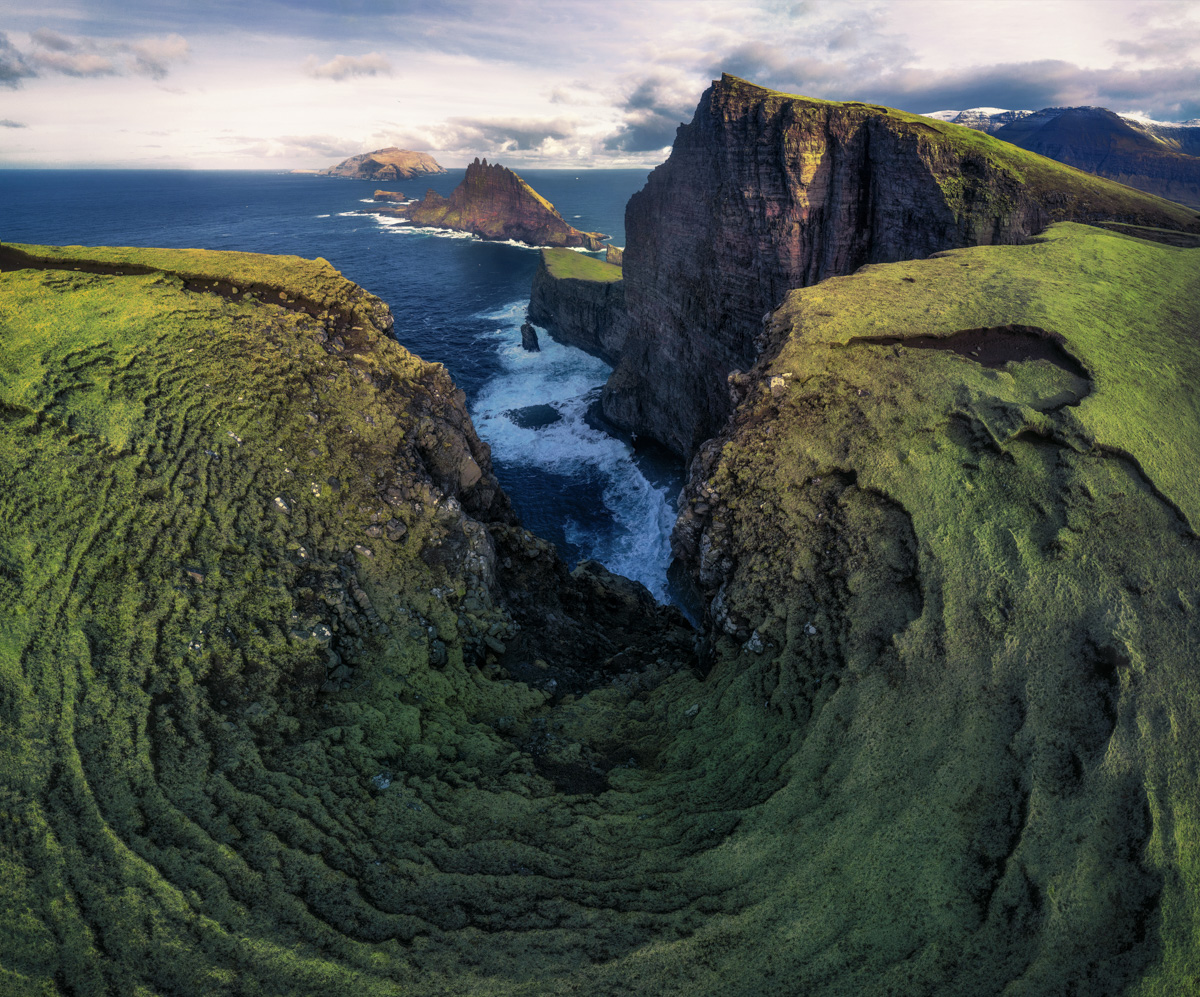 Färöer, Dramatische Steilklippen mit Meeresschlucht aus der Luft, Wilde Küstenlandschaft - Drohnenfotografie Färöer-Inseln