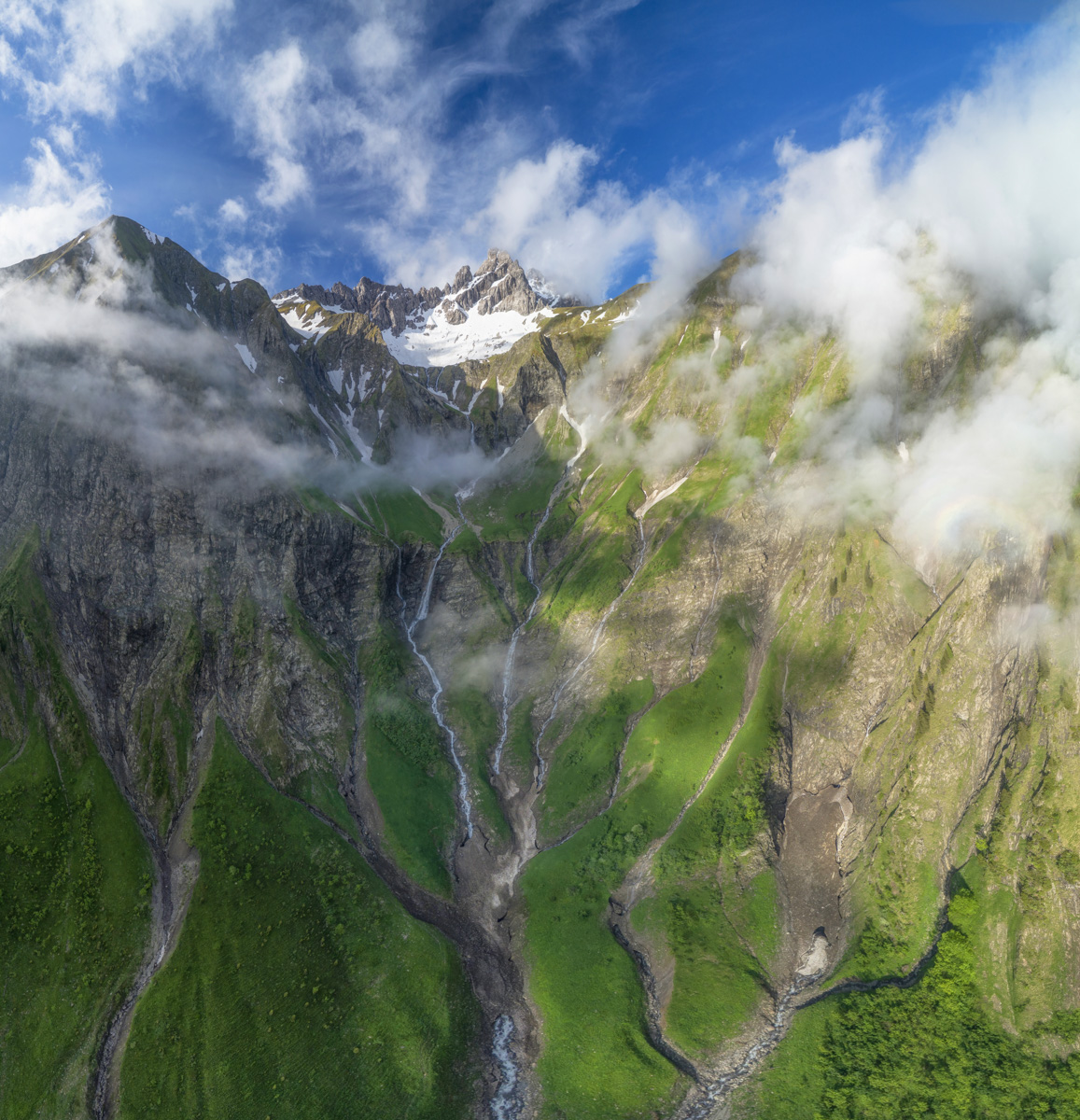 Höfats und Krottenkopf, Wildes Bergtal mit Wasserfall und Wolken, Luftaufnahme - Bergfotografie Allgäu