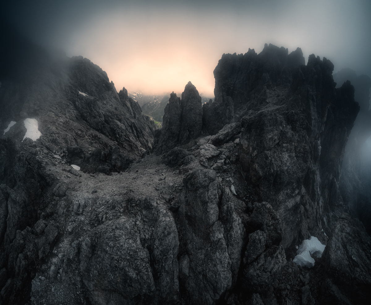Lechtal, Mystische Felstürme im Nebel, Zerklüftete Hochalpen - Landschaftsfotografie Tirol