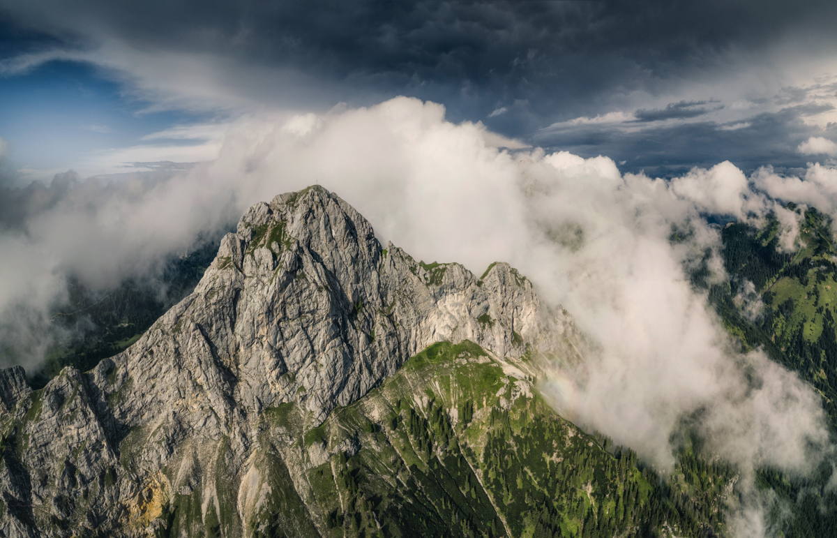 Hinterstein, Felsgipfel in aufziehenden Wolken, Sommergewitter über den Allgäuer Alpen - Landschaftsfotografie Allgäu