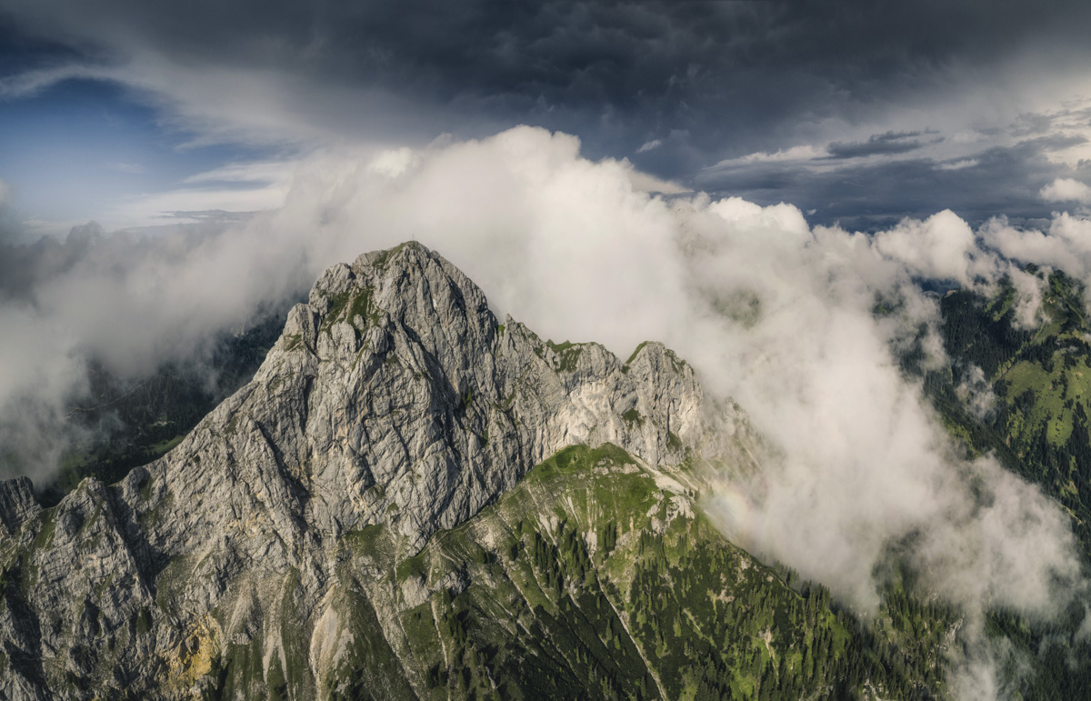 Felsgipfel bei Hinterstein, Dramatische Wolken über schroffem Berggrat, Luftaufnahme - Bergfotografie Allgäu