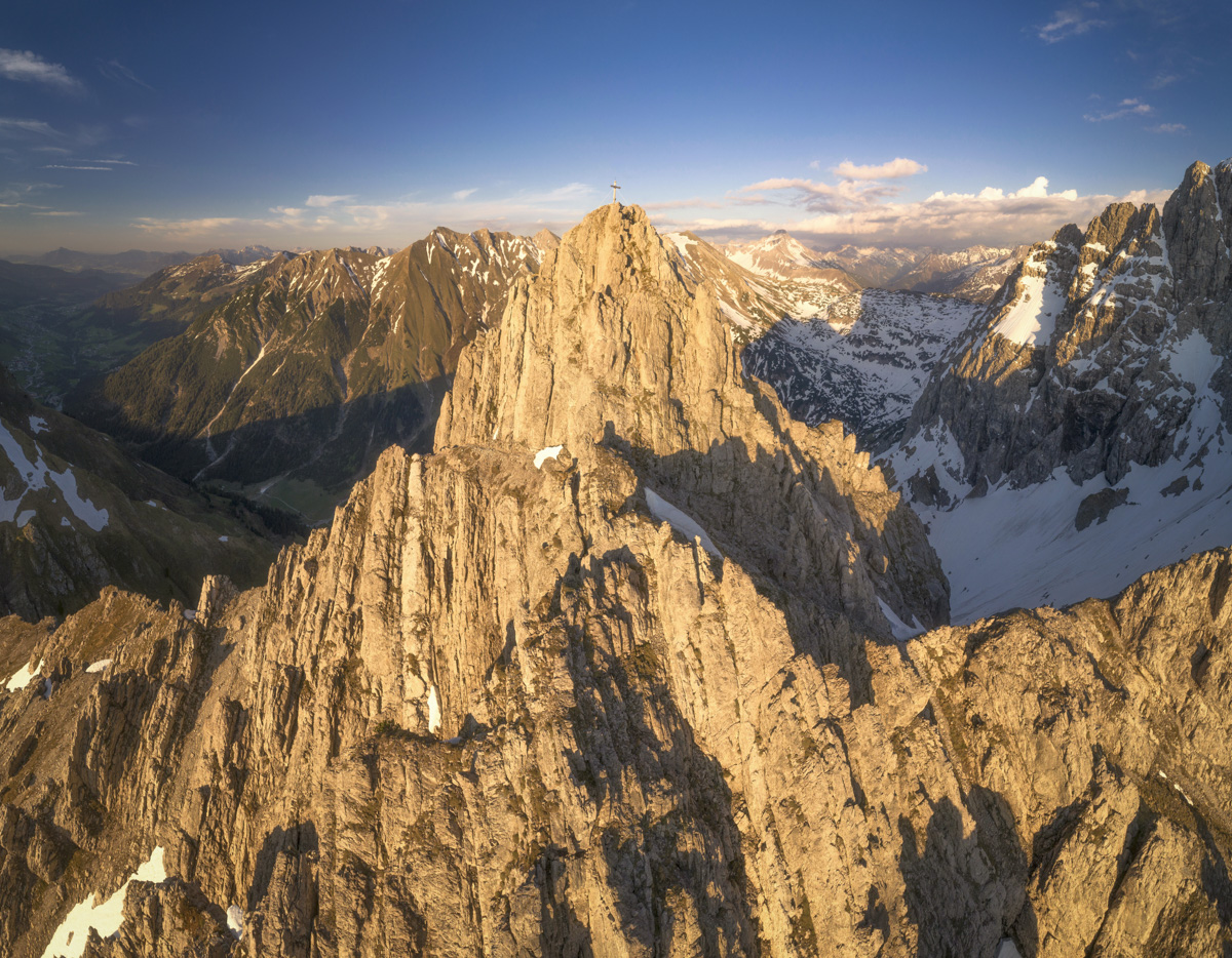 Widderstein und Hammerspitzen, Goldene Felswände im Abendlicht, Luftaufnahme - Bergfotografie Kleinwalsertal