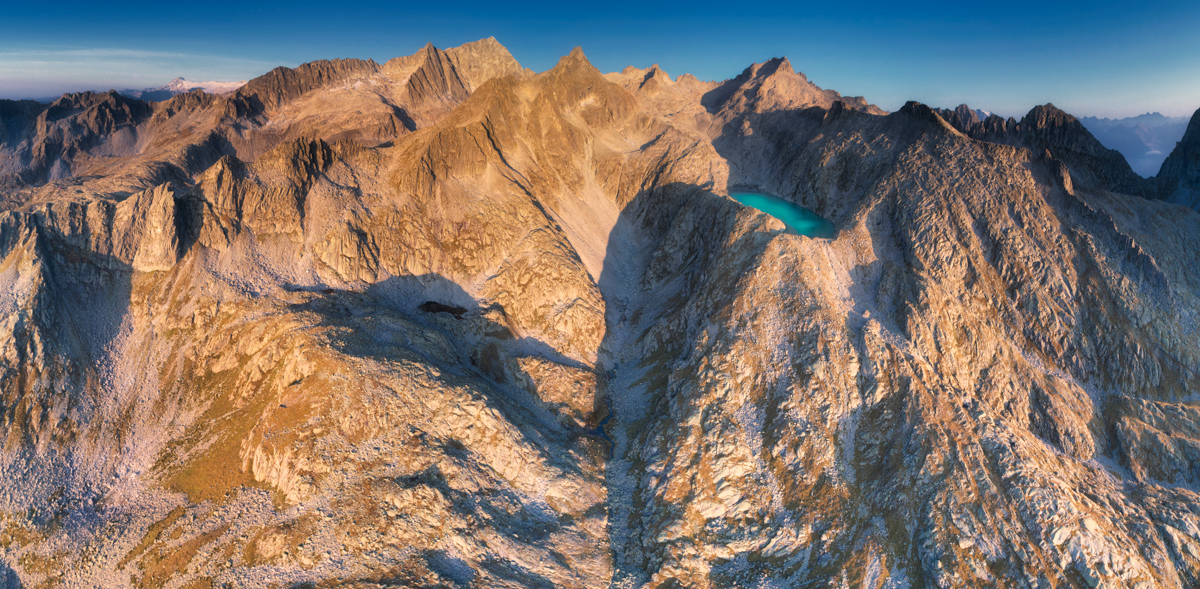 Dolomiten, Felsmassiv im Alpenglühen, Türkiser Bergsee bei Sonnenaufgang - Landschaftsfotografie Südtirol