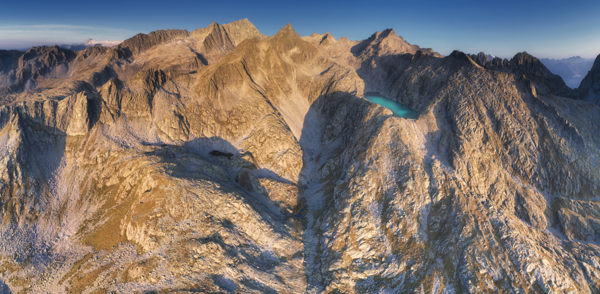 Dolomiten Bergsee, Goldenes Alpenglühen bei Sonnenaufgang, Panorama - Bergfotografie Südtirol