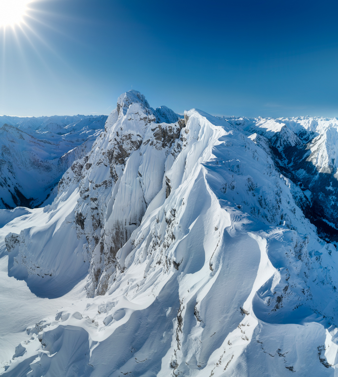 Hinterstein, Rauhorn und Gaishorn, Tiefverschneiter Gipfelgrat im Sonnenschein - Landschaftsfotografie Allgäu