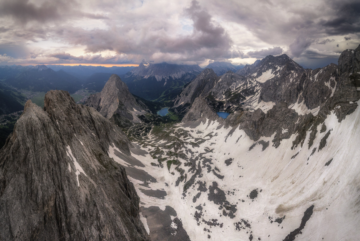 Lechtal Hochalpen, Schroffe Felsspitzen mit Bergseen und Schneeresten, Panorama - Bergfotografie Tirol