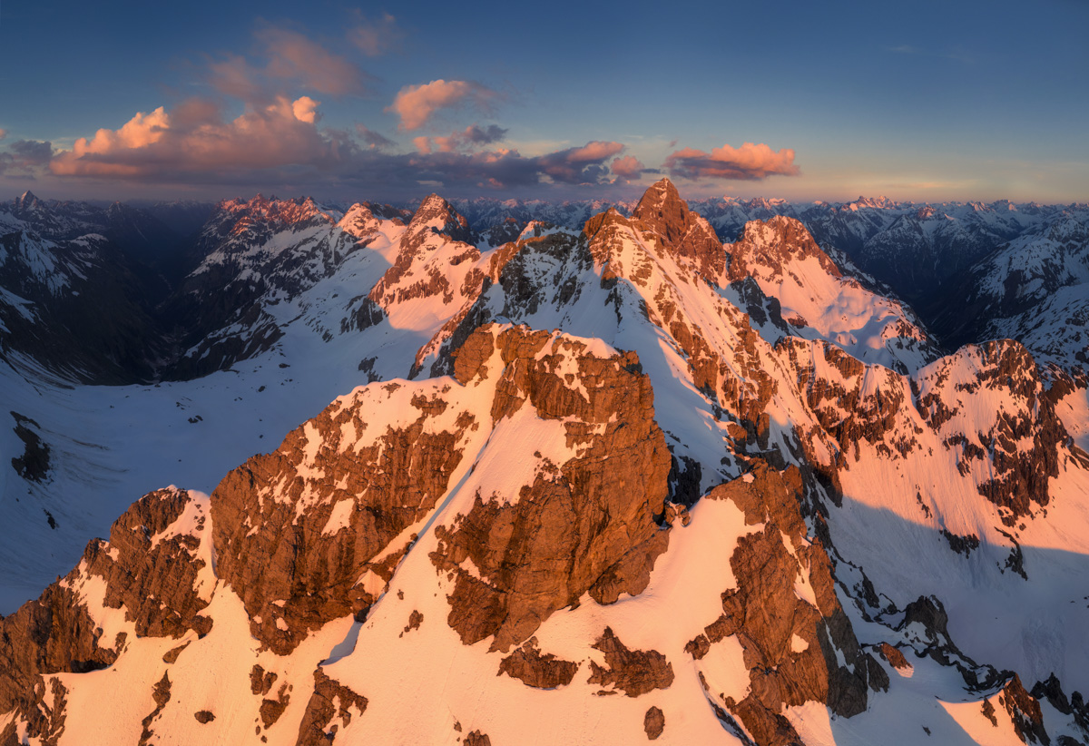 Oberstdorf Alpenglühen, Verschneite Gipfelgrate bei Sonnenuntergang, Bergfotografie Allgäu