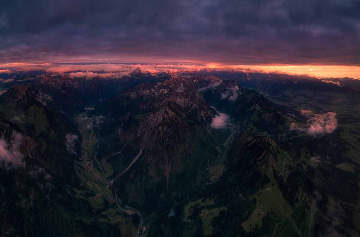 Hinterstein, Bergtal unter dramatischem Abendhimmel, Violette Dämmerung über den Allgäuer Alpen - Landschaftsfotografie