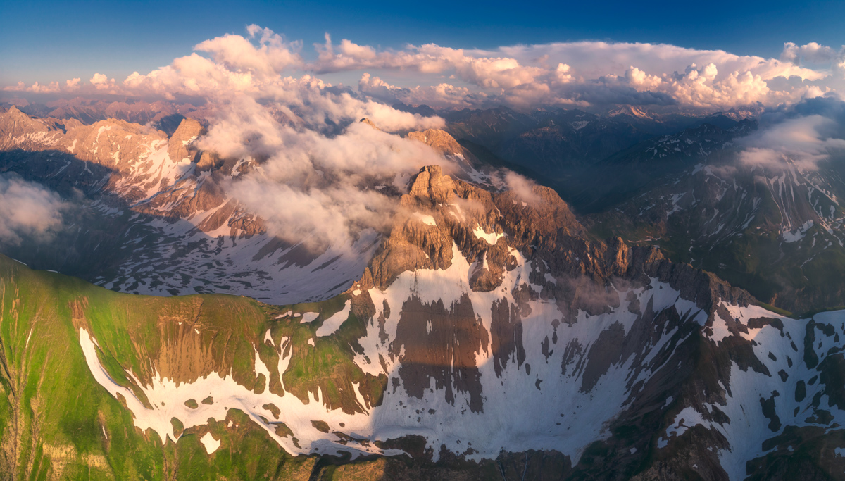 Oberstdorf, Hochfrott und Mädelegabel, Felsmassive über Wolkenband im Frühling - Landschaftsfotografie Allgäu