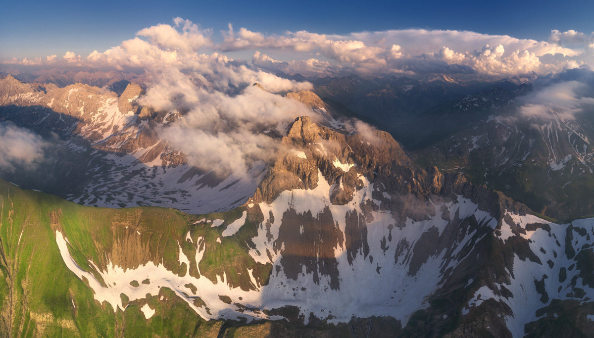 Trettach und Mädelegabel, Nebelmeer über dem Stillachtal im Frühling, Luftaufnahme - Bergfotografie Allgäu