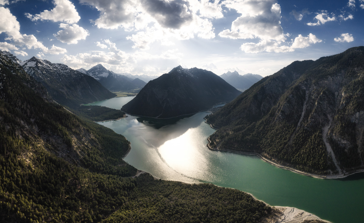 Plansee bei Reutte, Türkisblauer Bergsee zwischen Waldbergen, Panorama - Bergfotografie Tirol