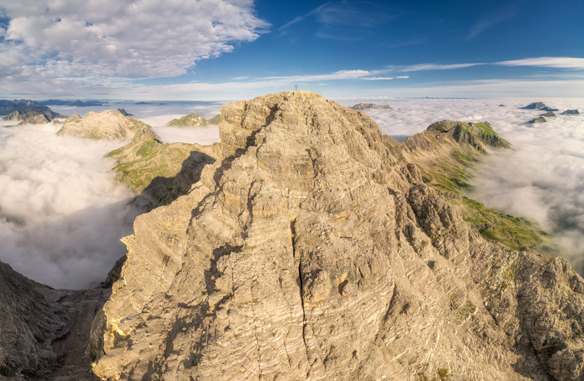 Hinterstein, Gipfelkreuz über dem Nebelmeer, Felsgipfel im Sommerlicht - Landschaftsfotografie Allgäu
