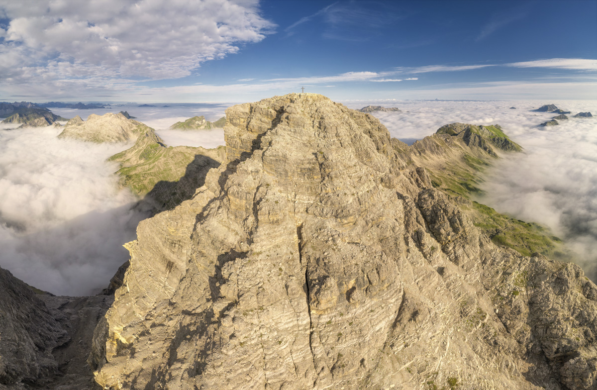 Gipfelkreuz über dem Nebelmeer, Sommerliche Berglandschaft bei Hinterstein, Luftaufnahme - Bergfotografie Allgäu