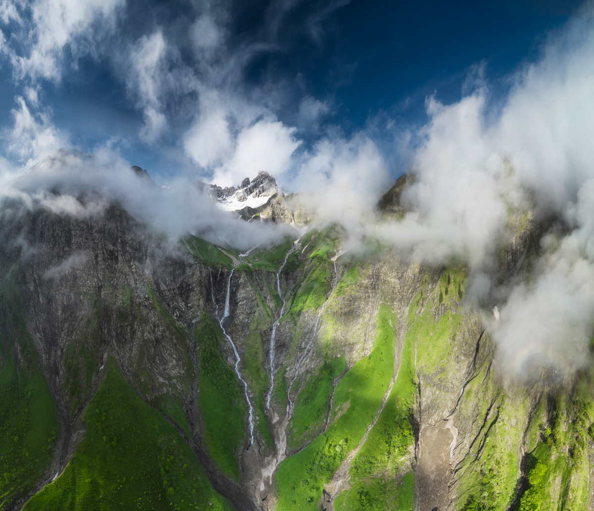 Oberstdorf, Krottenkopf in den Wolken, Wasserfälle an grünen Bergflanken - Landschaftsfotografie Allgäu