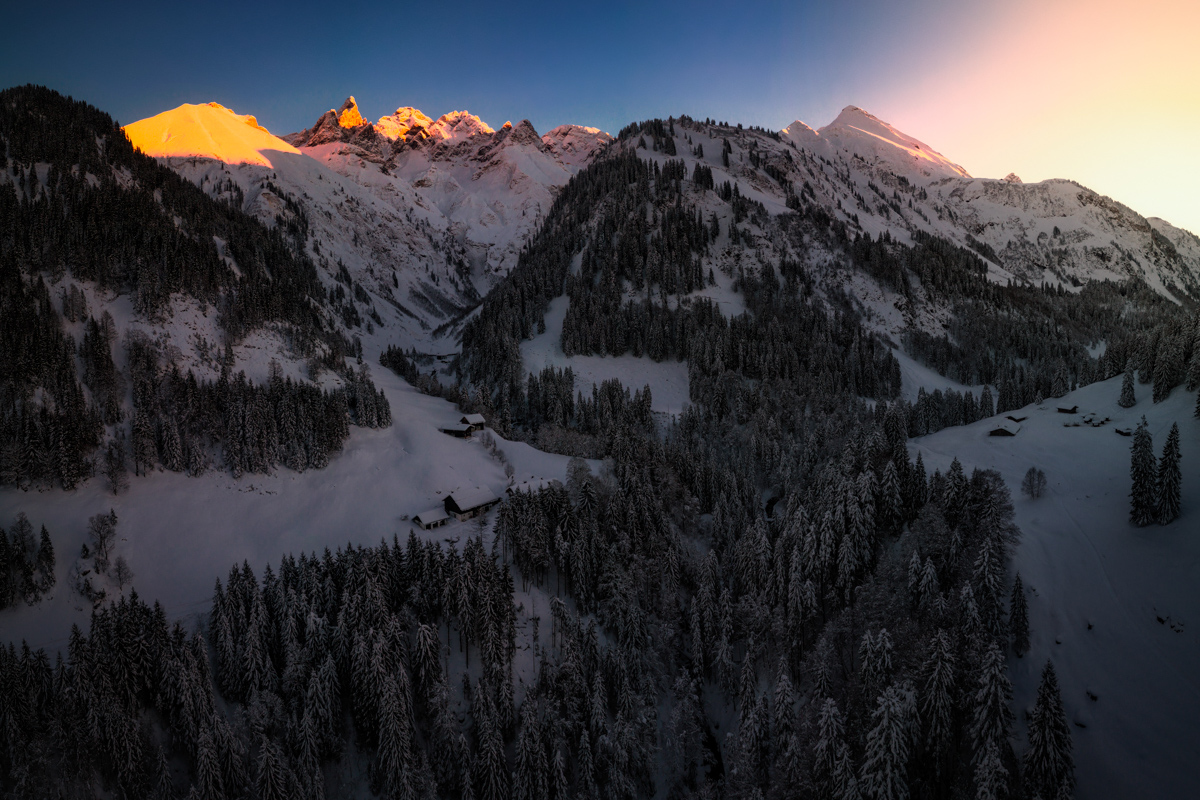 Oberstdorf, Trettachtal Winteridylle, Alpenglühen über verschneitem Bergdorf - Landschaftsfotografie Allgäu