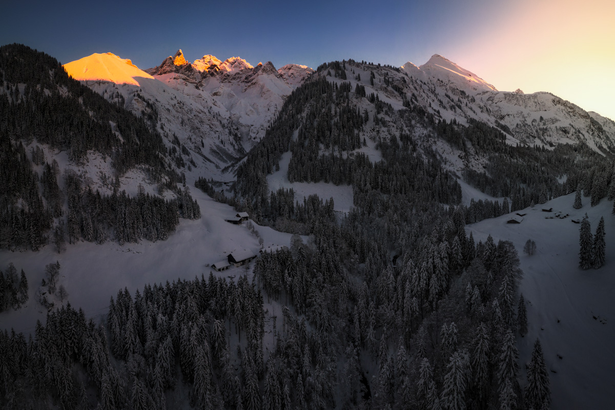 Trettachtal im Winter, Weihnachtliche Berglandschaft mit Alpenglühen, Bergfotografie Allgäu