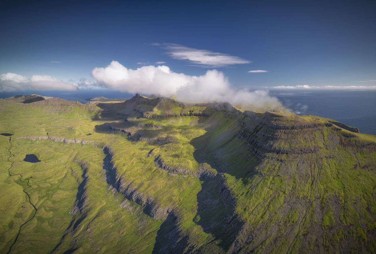 Färöer, Bergplateau mit tiefen Schluchten aus der Vogelperspektive, Geologische Urlandschaft - Drohnenfotografie