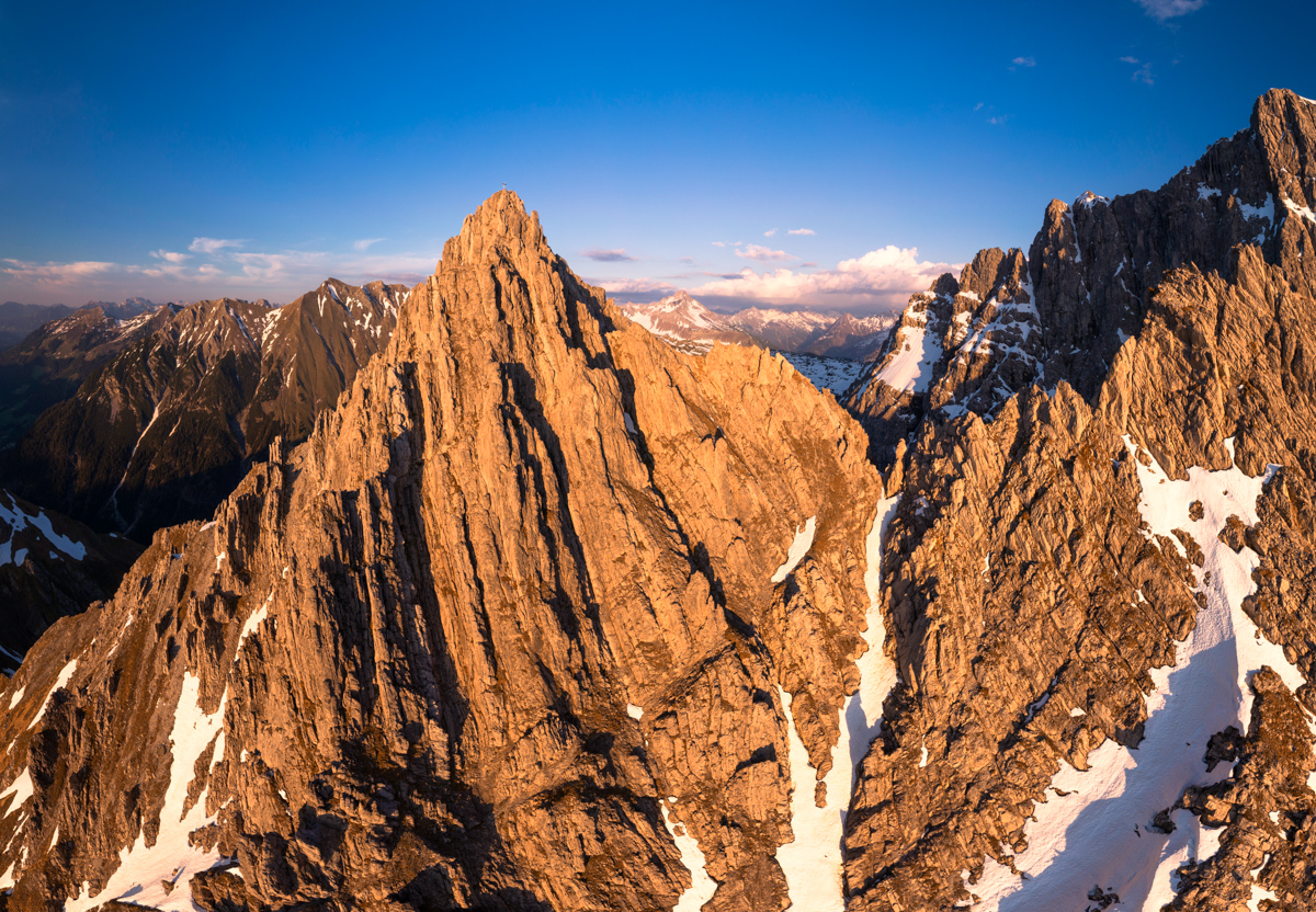 Kleinwalsertal, Widderstein im Abendlicht, Goldene Felstürme im Frühling - Landschaftsfotografie Vorarlberg