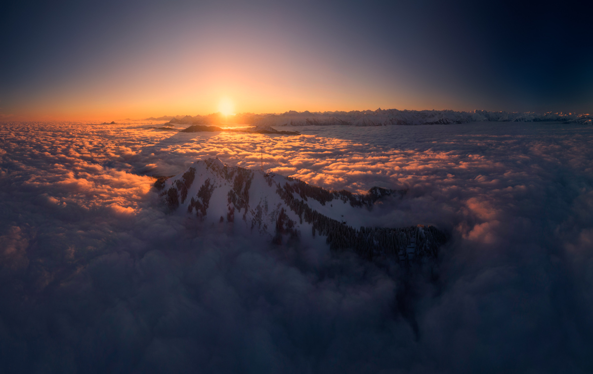 Grünten, Sonnenaufgang über dem Nebelmeer, Winterliche Bergspitze als Insel in Wolken - Landschaftsfotografie Allgäu