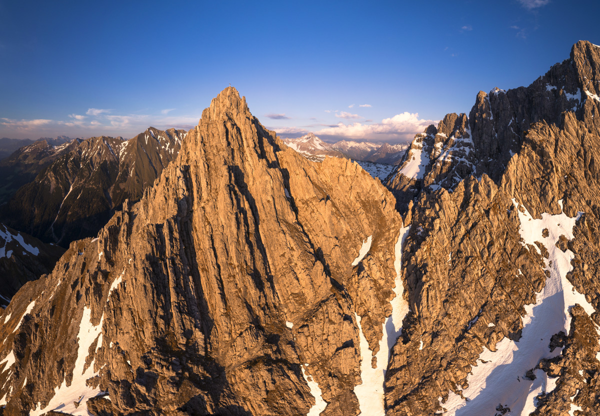 Widderstein und Hammerspitzen, Goldene Felstürme im Frühlingslicht, Luftaufnahme - Bergfotografie Kleinwalsertal