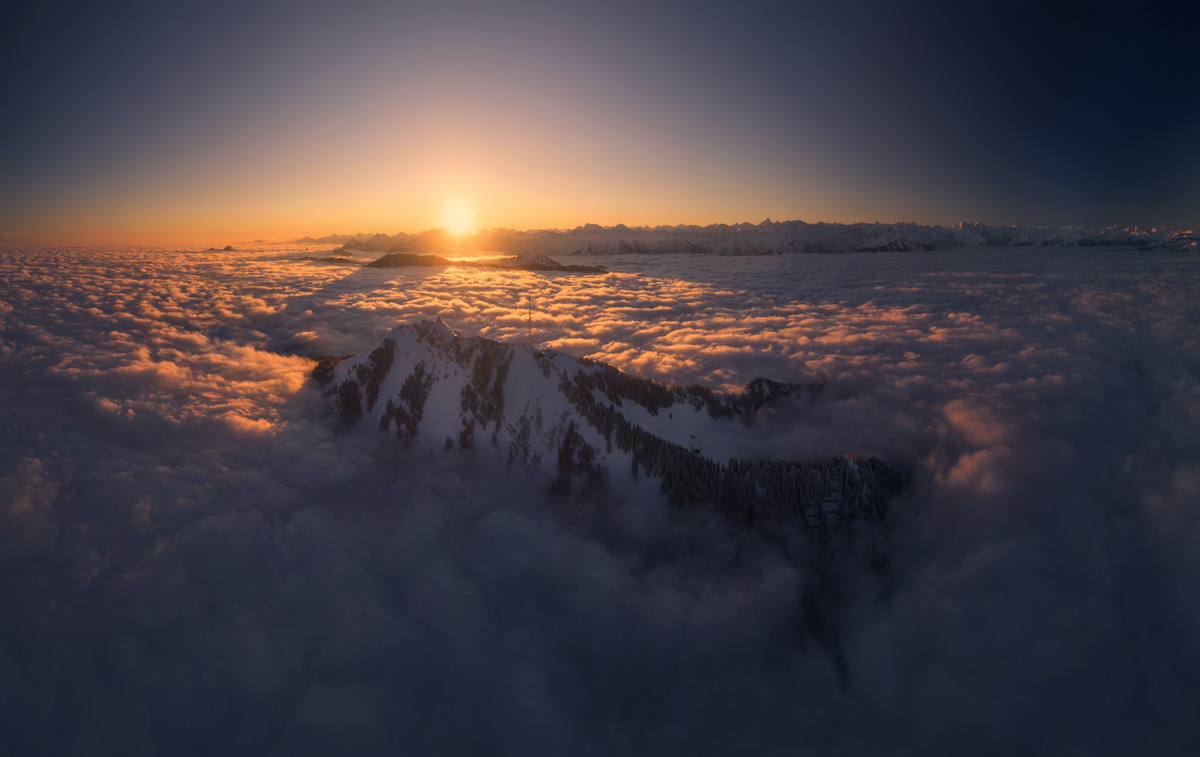 Grünten über dem Nebelmeer, Sonnenaufgang im verschneiten Winter, Luftaufnahme - Bergfotografie Allgäu