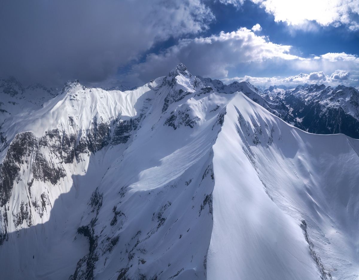Trettach Winterpanorama, Verschneite Gipfel über dem Wolkenmeer, Luftaufnahme - Bergfotografie Allgäu