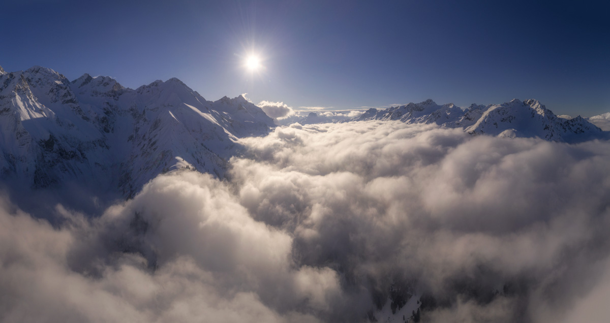 Trettach und Einödsbach, Nebelmeer im verschneiten Winterlicht, Luftaufnahme - Bergfotografie Allgäu