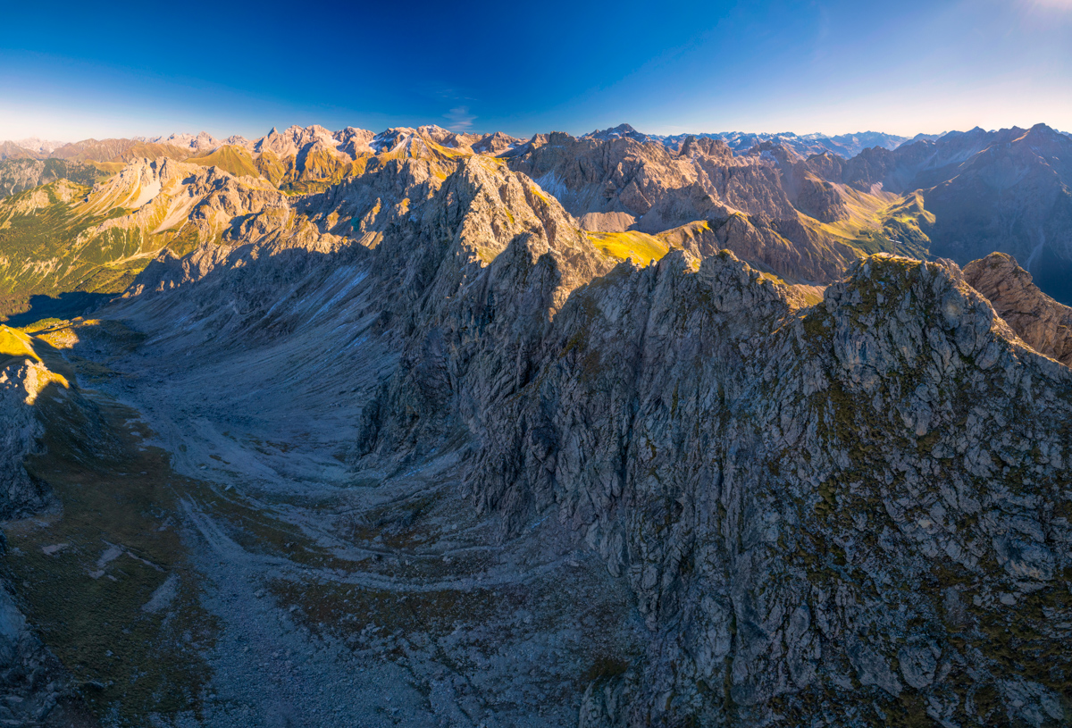 Oberstdorf, Schroffe Felsgipfel im goldenen Abendlicht, Sommerpanorama der Allgäuer Hochalpen - Landschaftsfotografie Allgäu