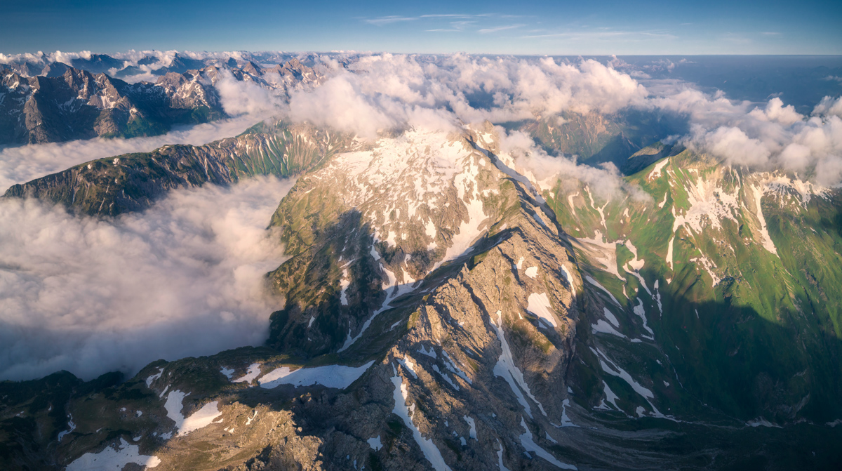 Hinterstein, Schneck und Großer Wilder im Frühling, Schneereste über grünen Almwiesen - Landschaftsfotografie Allgäu