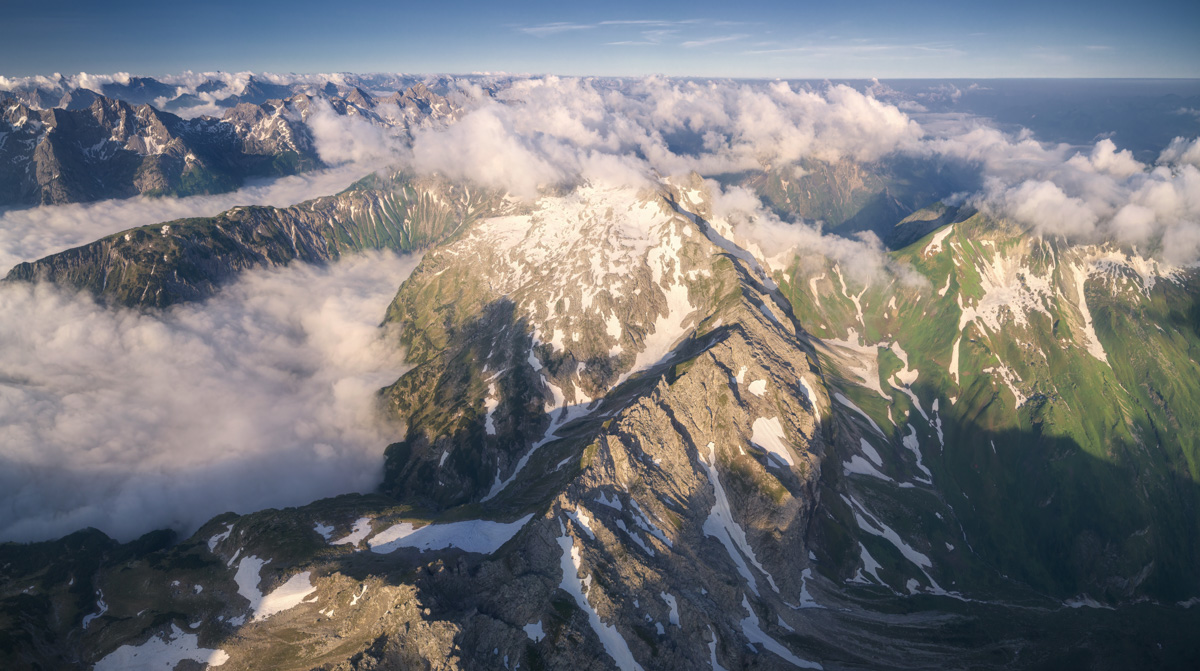 Schneck, Großer Wilder und Hochvogel, Frühlingspanorama mit Schneeresten, Luftaufnahme - Bergfotografie Allgäu