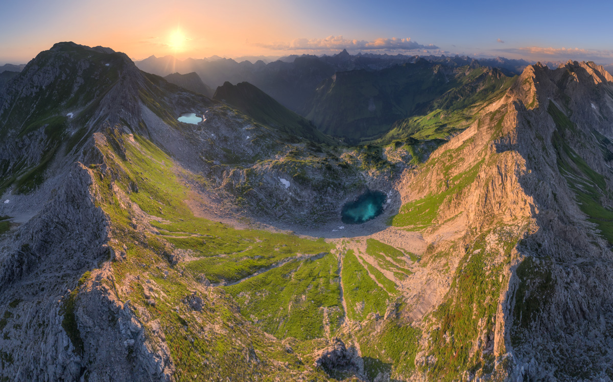 Laufbichel-See Sonnenaufgang, Türkiser Bergsee im Allgäuer Sommer, Grüne Almwiesen und blauer Himmel - Bergfotografie Allgäu