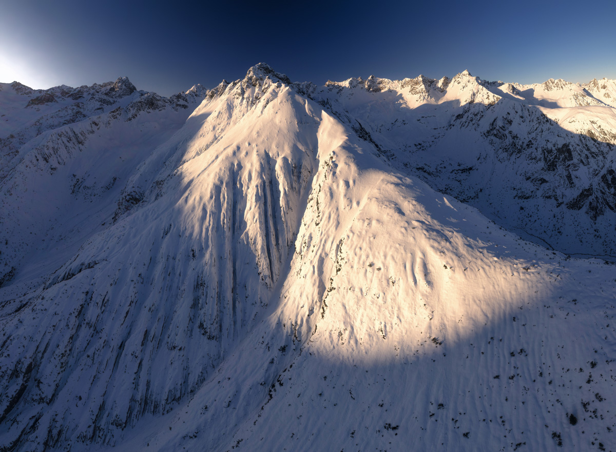 Fernpass und Hahntenjoch, Tiroler Hochalpen im Winterkleid, Verschneite Berglandschaft unter blauem Himmel - Bergfotografie