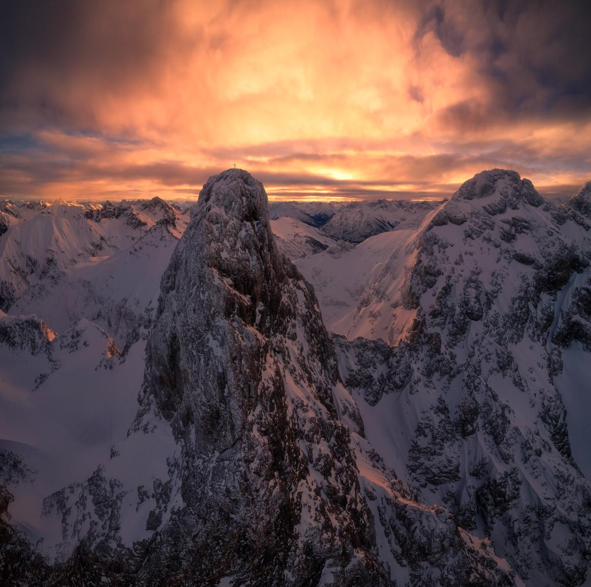 Oberstdorf, Trettach bei Einödsbach im Morgenrot, Dramatisches Alpenglühen über Wintergipfeln - Landschaftsfotografie Allgäu