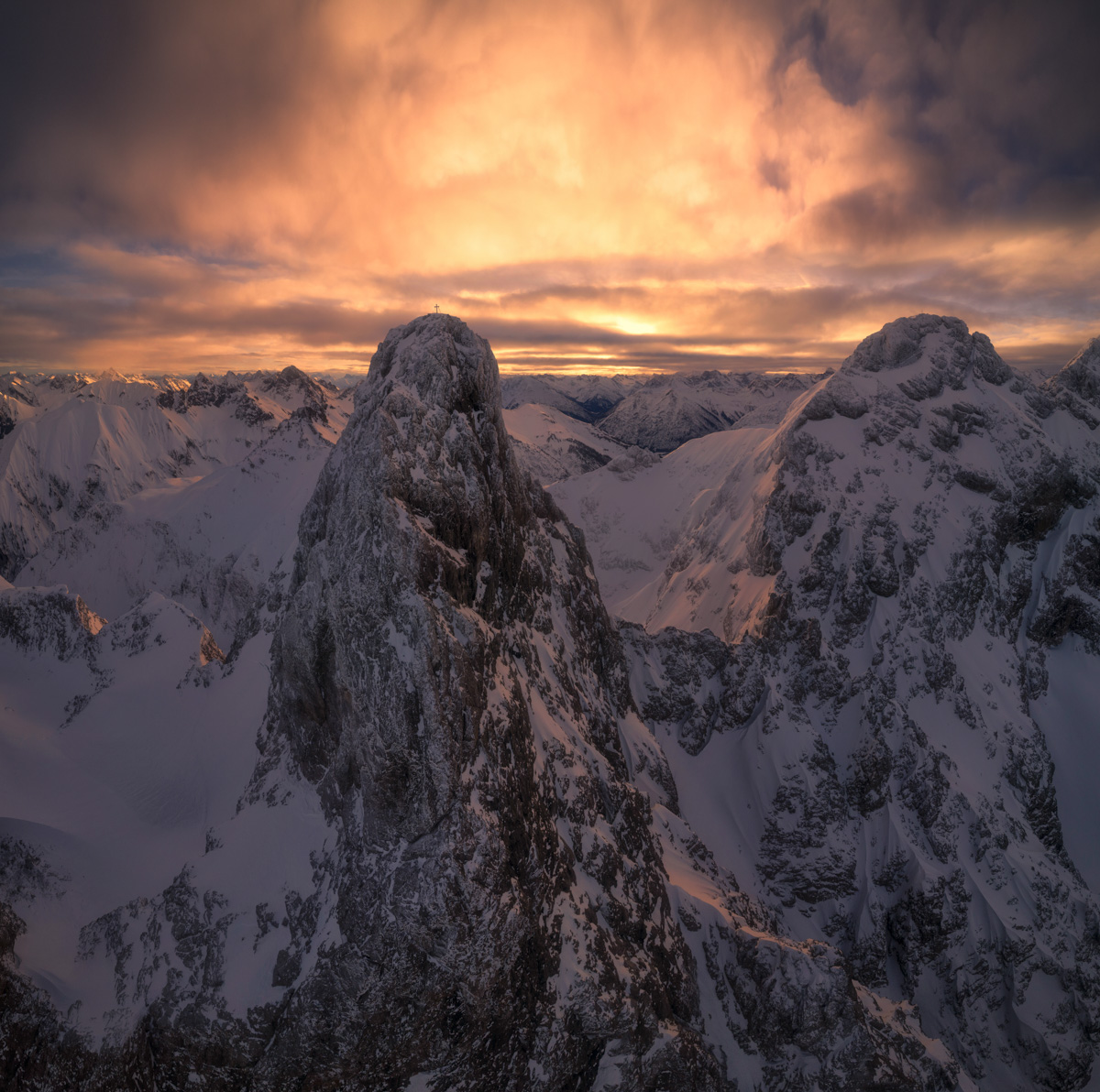 Trettach Einödsbach Alpenglühen, Weihnachtlicher Wintersonnenaufgang, Dramatisches Morgenrot über verschneiten Hochalpen