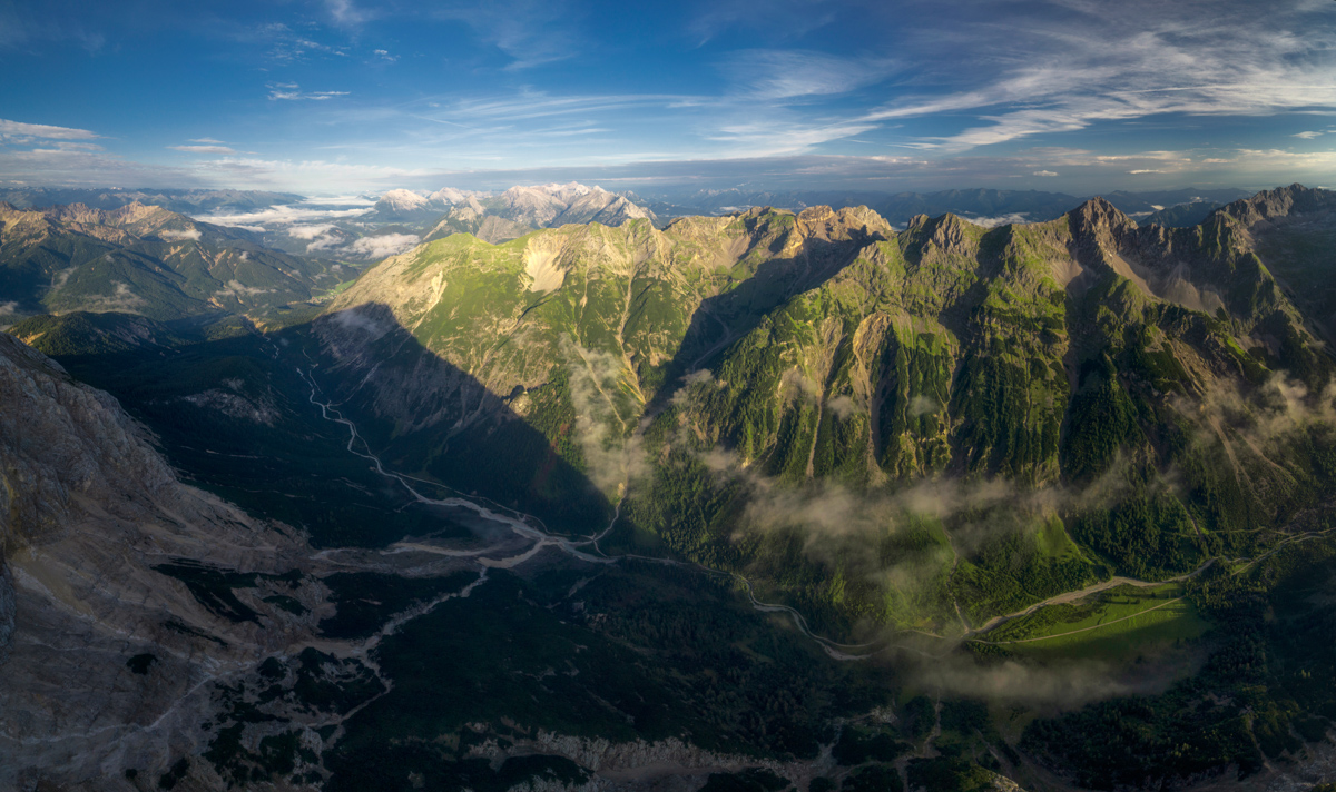 Lechtal, Sommerliches Bergpanorama am Fernpass, Grüne Täler und Hochalpen im Sonnenlicht - Landschaftsfotografie Tirol