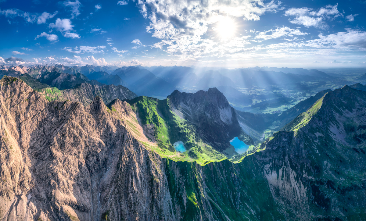 Gaißalpsee aus der Vogelperspektive, Schroffe Felswände und türkiser Bergsee, Sonnenstrahlen über dem Rubihorn bei