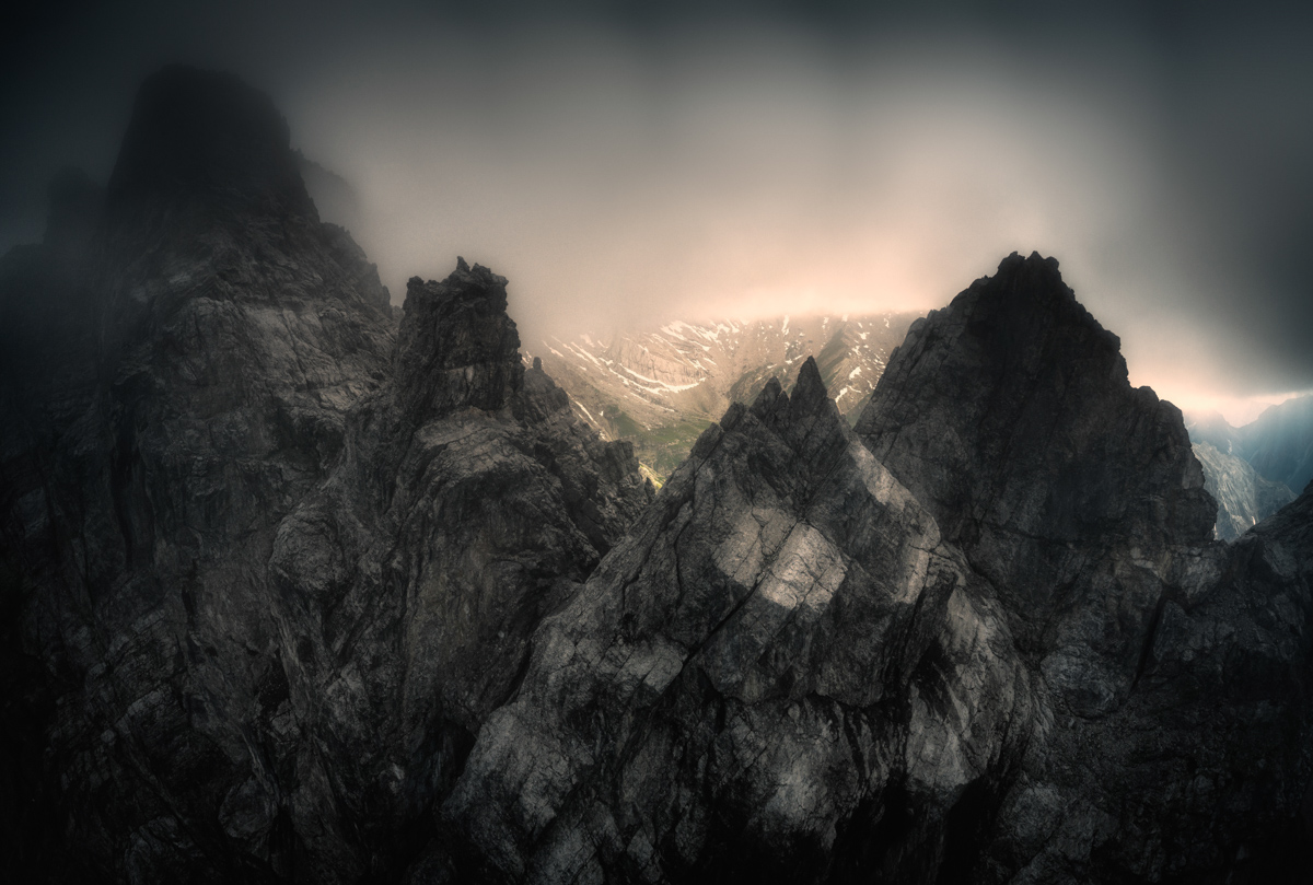 Lechtal, Düstere Felstürme im Nebel, Schwarz-Weiß Hochalpen-Dramatik am Hahntenjoch - Landschaftsfotografie Tirol