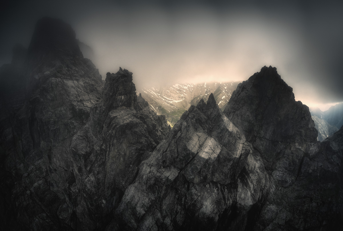Fernpass Felsgrate in Schwarz-Weiß, Dramatische Nebelstimmung im Lechtal, Mystische Hochalpen - Kunstfotografie Tirol