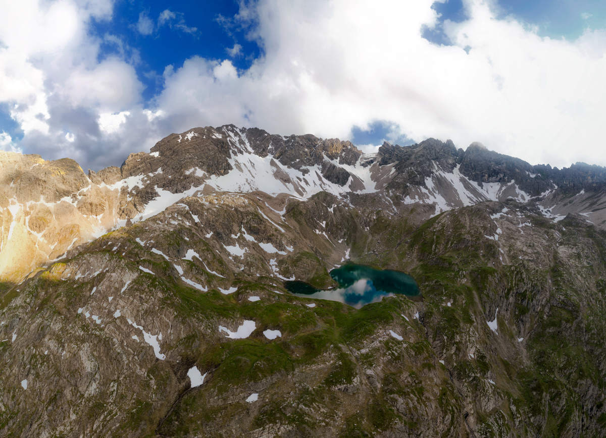 Lechtal, Türkiser Bergsee zwischen Schneefeldern, Frühlingspanorama in den Lechtaler Hochalpen - Landschaftsfotografie Tirol